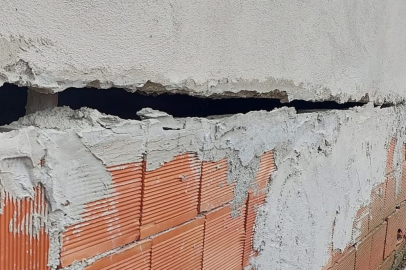 YAĞMUR SONRASI YOL GÖÇTÜ, BİR EV HASAR GÖRDÜ