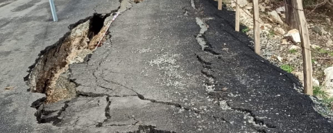 YAĞMUR SONRASI YOL GÖÇTÜ, BİR EV HASAR GÖRDÜ