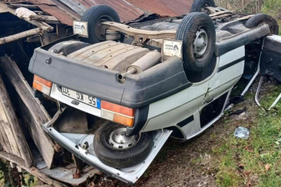 BABA VE OĞUL TAKLA ATAN ARAÇTA YARALANDI