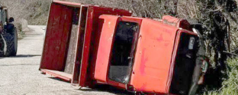 FRENİ BOŞALAN KAMYONET DEVRİLDİ! 