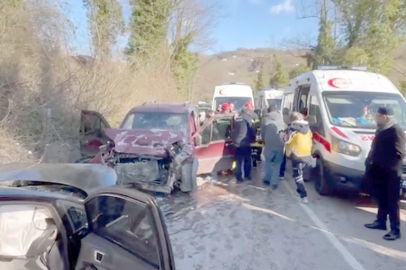 İKİ ARAÇ KAFA KAFAYA ÇARPIŞTI: 6 YARALI
