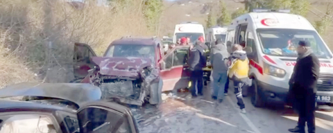 İKİ ARAÇ KAFA KAFAYA ÇARPIŞTI: 6 YARALI