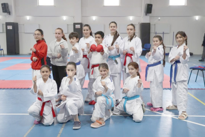 MİNİK KARATECİLER MADALYALARINI ALDI