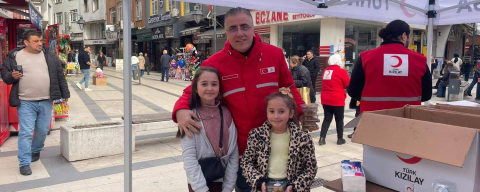 KIZILAY’DAN MEYDANDA İFTAR ÖNCESİ TATLI DOKUNUŞ