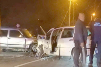 İKİ OTOMOBİL KAFA KAFAYA ÇARPIŞTI!