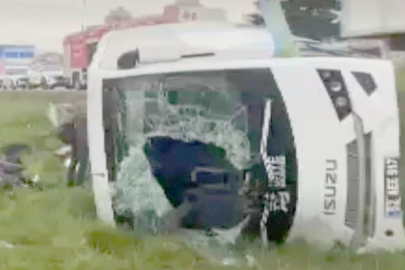 ÜNYELİ ÖĞRENCİLERİ TAŞIYAN ARAÇ DEVRİLDİ: 15 YARALI!