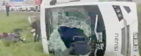 ÜNYELİ ÖĞRENCİLERİ TAŞIYAN ARAÇ DEVRİLDİ: 15 YARALI!