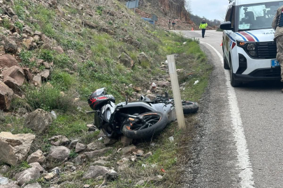 VİRAJI ALAMAYAN MOTOSİKLET YOLA SAVRULDU: 1 YARALI