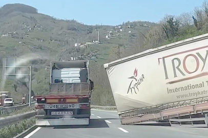 TIR’IN DORSESİ YOLA DÜŞTÜ