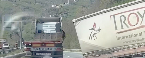 TIR’IN DORSESİ YOLA DÜŞTÜ