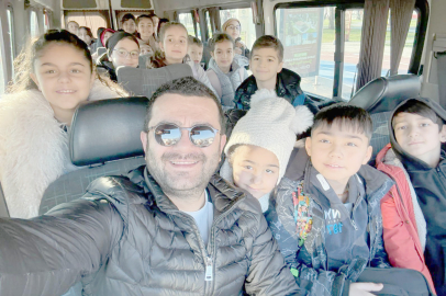 ÖĞRENCİLERDEN SERVİS ŞOFÖRÜNE ANLAMLI DOĞUM GÜNÜ SÜRPRİZİ