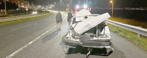 VİRAJI ALAMAYAN OTOMOBİL TAKLA ATTI, 2 YARALI