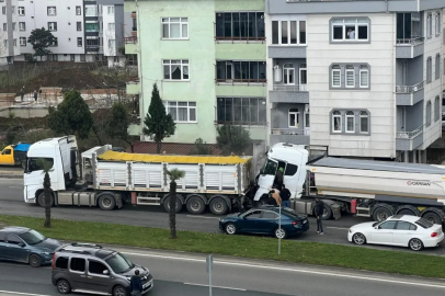 ALTINORDU’DA İKİ KAMYON ÇARPIŞTI!