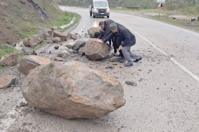 AYBASTI–FATSA YOLUNDA KAYA PARÇALARI YOLA DÜŞTÜ