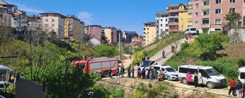 DEREYE YUVARLANAN ARAÇTA 2 KİŞİ YARALANDI!