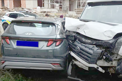 OKUL SERVİSİ İLE OTOMOBİL ÇARPIŞTI!