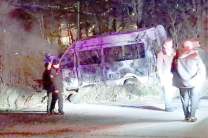 YOLDAN ÇIKAN MİNİBÜS TOPRAK ZEMİNE SAPLANDI