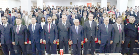 “YALAN SAĞANAĞI ALTINDAYIZ!”