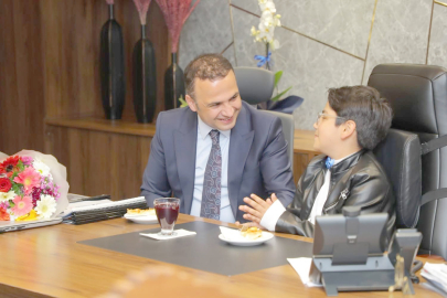 BAŞKAN KİBAR KOLTUĞU MİNİK MUHAMMED’E DEVRETTİ