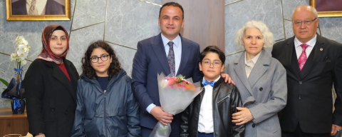 BAŞKAN KİBAR KOLTUĞU MİNİK MUHAMMED’E DEVRETTİ