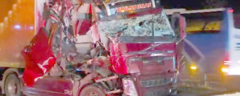 DOLUNAY MAHALLESİ’NDE İKİ TIR ÇARPIŞTI