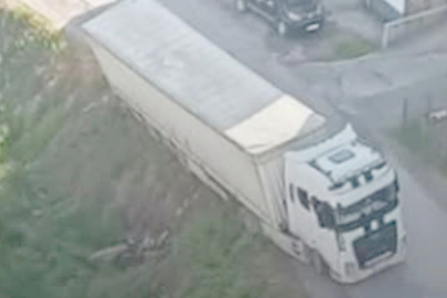 FATSA’DA KONTROLDEN ÇIKAN TIR YAN YATTI