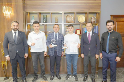 DÜNYA ROBOT ŞAMPİYONLARI BELEDİYE’DE AĞIRLANDI