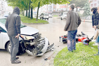 MOTOSİKLET İLE OTOMOBİL ÇARPIŞTI!