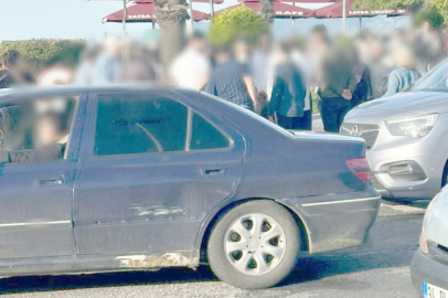 ARAÇ YAYALARA ÇARPTI, YARALILAR HASTANEYE KALDIRILDI