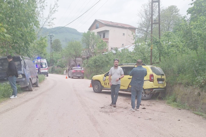AYBASTI’DA TAKSİ İLE  OTOMOBİL ÇARPIŞTI: 2 YARALI