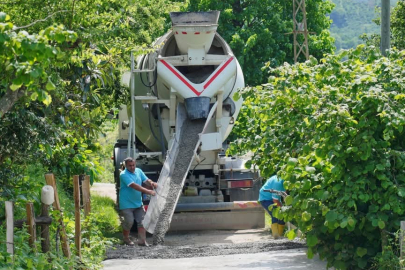 BİR AYDA 2,5 KİLOMETRELİK BETON YOL TAMAMLANDI
