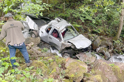 ARAÇ 350 METRELİK UÇURUMA YUVARLANDI, 1 ÖLÜ 1 AĞIR YARALI