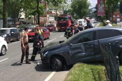 KONTROLDEN ÇIKAN OTOMOBİL ORTA REFÜJE ÇARPTI