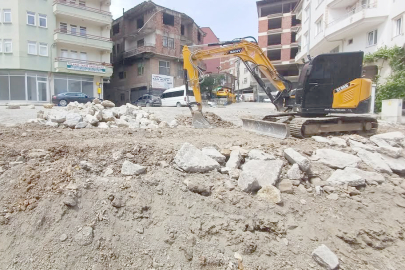 MEYDANLAR VE KALDIRIMLAR BAŞTAN SONA YENİLENİYOR