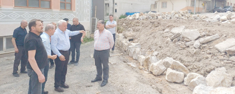 MEYDANLAR VE KALDIRIMLAR BAŞTAN SONA YENİLENİYOR