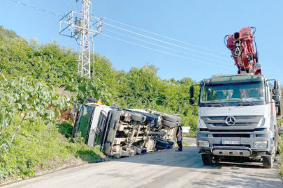 MEŞEBÜKÜ’NDE BETON MİKSERİ DEVRİLDİ