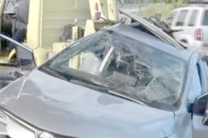 SAVRULAN OTOMOBİL DİREĞE ÇARPTI: 4 YARALI