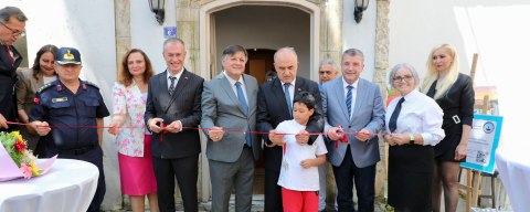 VALİ EROL, RESİM SERGİSİNİN AÇILIŞINI GERÇEKLEŞTİRDİ