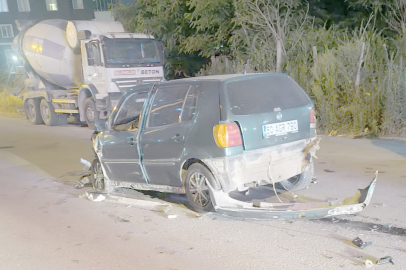 OTOMOBİL ÖNÜNE NE  GELDİYSE VURDU: 2 YARALI
